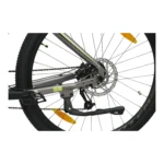 TOTEM Maurice E-Mountainbike Hardtail E-MTB in Silber mit einer Reichweite bis zu 120 km, Nahaufnahme der hinteren hydraulischen Scheibenbremse und des Seitenständers
