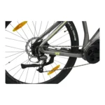 TOTEM Maurice E-Mountainbike Hardtail E-MTB in Silber mit einer Reichweite bis zu 120 km, Nahaufnahme des Shimano Altus Schaltwerks am Hinterrad