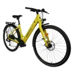 E-Bikes kaufen – Schräge Vorderansicht von rechts auf das gelbe Eonic One Comfort Limited City-E-Bike mit Continental Ride Tour Bereifung, Kettenschaltung, Kettenschutz und hellem LED-Scheinwerfer freigestellt auf weißem Hintergrund.