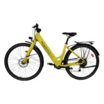 E-Bikes kaufen – Komplette linke Seitenansicht des gelben Eonic One Comfort Limited City-E-Bikes mit tiefem Komfort-Einstieg, vorderer Scheibenbremse, schwarzem Seitenständer, Gepäckträger und LED-Beleuchtung vor weißem Hintergrund.