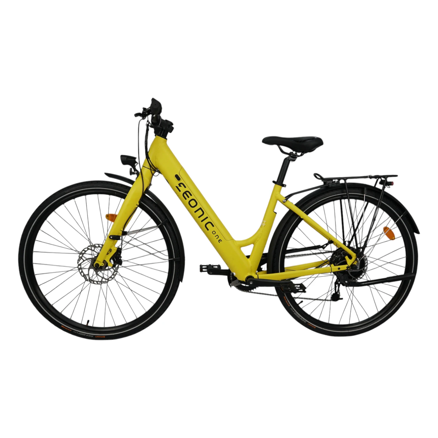 E-Bikes kaufen – Komplette linke Seitenansicht des gelben Eonic One Comfort Limited City-E-Bikes mit tiefem Komfort-Einstieg, vorderer Scheibenbremse, schwarzem Seitenständer, Gepäckträger und LED-Beleuchtung vor weißem Hintergrund.