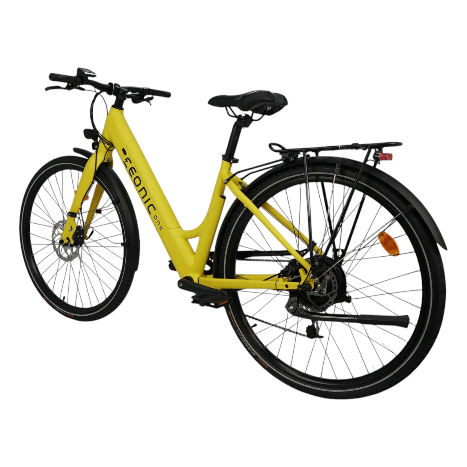 E-Bikes kaufen – Schräge Rückansicht von links auf das gelbe Eonic One Comfort Limited E-Bike mit Fokus auf die hintere Scheibenbremse, den integrierten Heckmotor, den Seitenständer, den Gepäckträger und das Cockpit vor weißem Hintergrund.