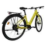 E-Bikes kaufen – Schräge Rückansicht von rechts auf das gelbe Eonic One Comfort Limited E-Bike mit Blick auf die Kettenschaltung, den Kettenschutz, den stabilen Heckgepäckträger mit integriertem Rücklicht und das breite Cockpit auf weißem Hintergrund.