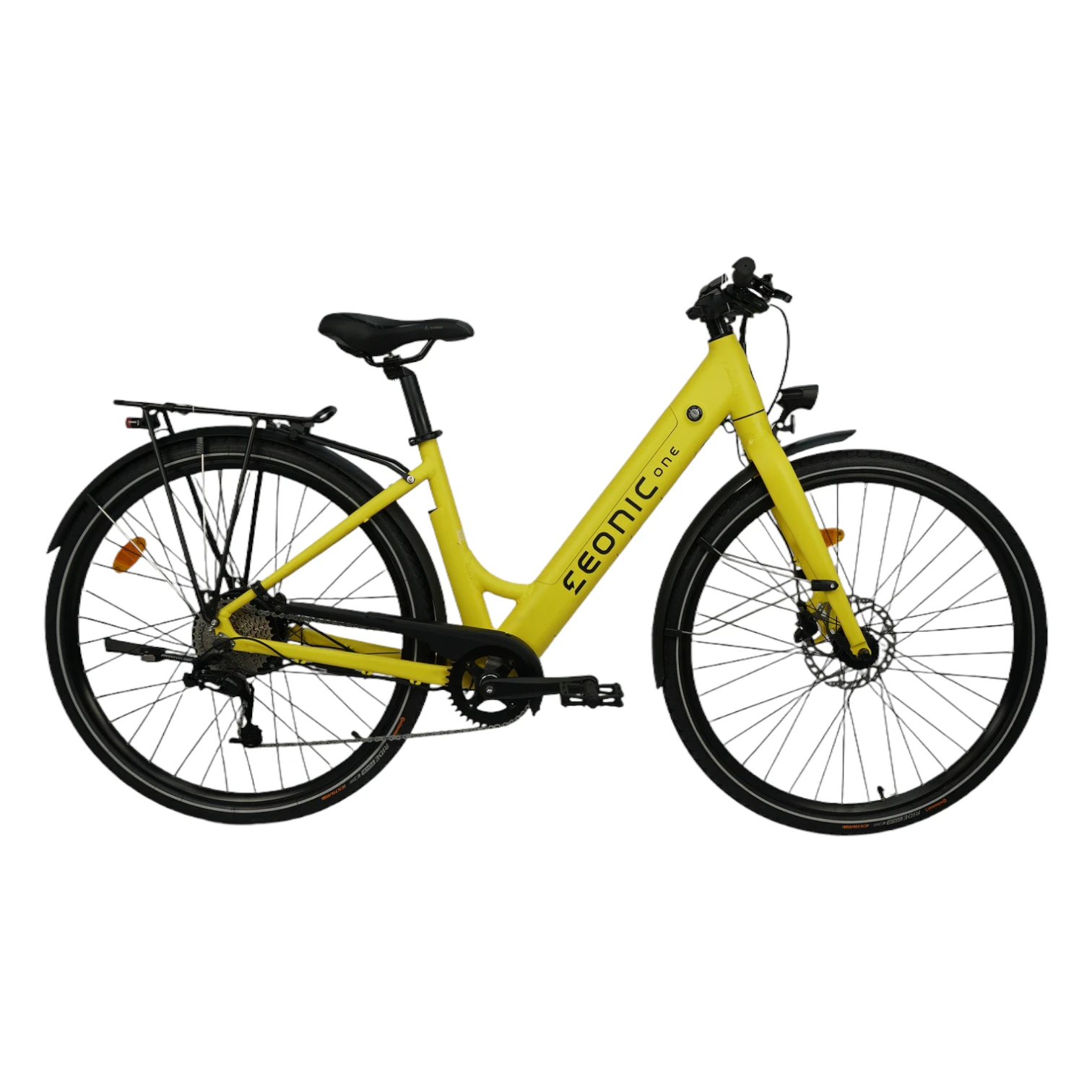 E-Bikes kaufen – Komplette rechte Seitenansicht des gelben Eonic One Comfort Limited City-E-Bike mit tiefem Komfort-Einstieg, integriertem Akku im Unterrohr, Kettenschaltung, Kettenschutz, Pedalen und vorderer sowie hinterer Scheibenbremse vor weißem Hintergrund.