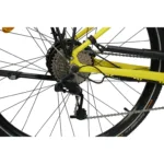 E-Bikes kaufen – Detailansicht der Shimano Kettenschaltung und des Hecknabenmotors beim gelben Eonic One Comfort Limited E-Bike mit Continental Ride Tour Reifen und schwarzer Fahrradkette vor weißem Hintergrund.