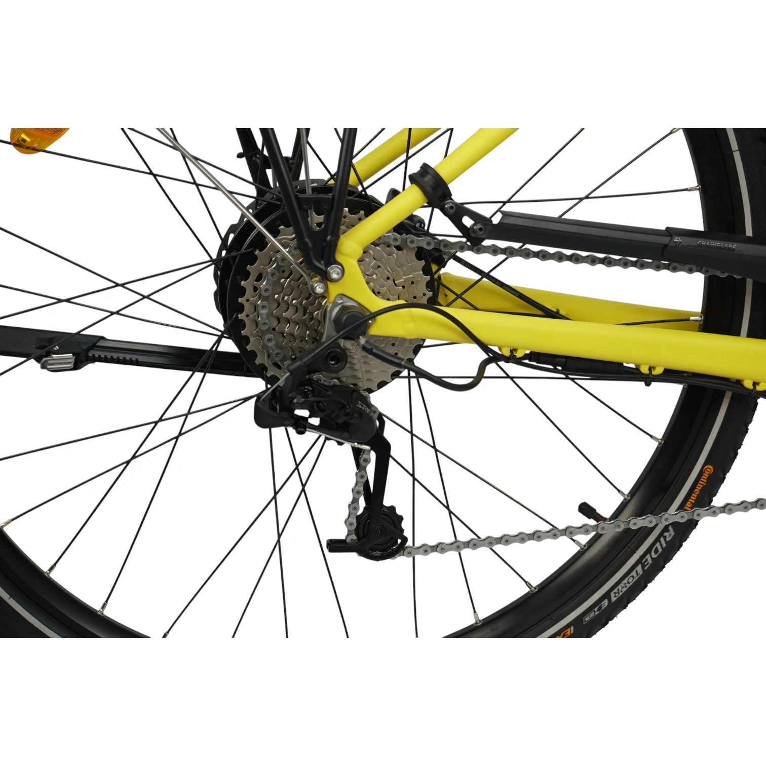 E-Bikes kaufen – Detailansicht der Shimano Kettenschaltung und des Hecknabenmotors beim gelben Eonic One Comfort Limited E-Bike mit Continental Ride Tour Reifen und schwarzer Fahrradkette vor weißem Hintergrund.