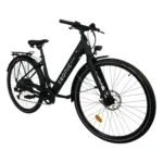 E-Bikes kaufen – Schräge Vorderansicht von rechts auf das matt-schwarze Eonic One Comfort Limited City-E-Bike mit Continental Ride Tour Bereifung, Kettenschaltung, Kettenschutz und hellem LED-Scheinwerfer freigestellt auf weißem Hintergrund.