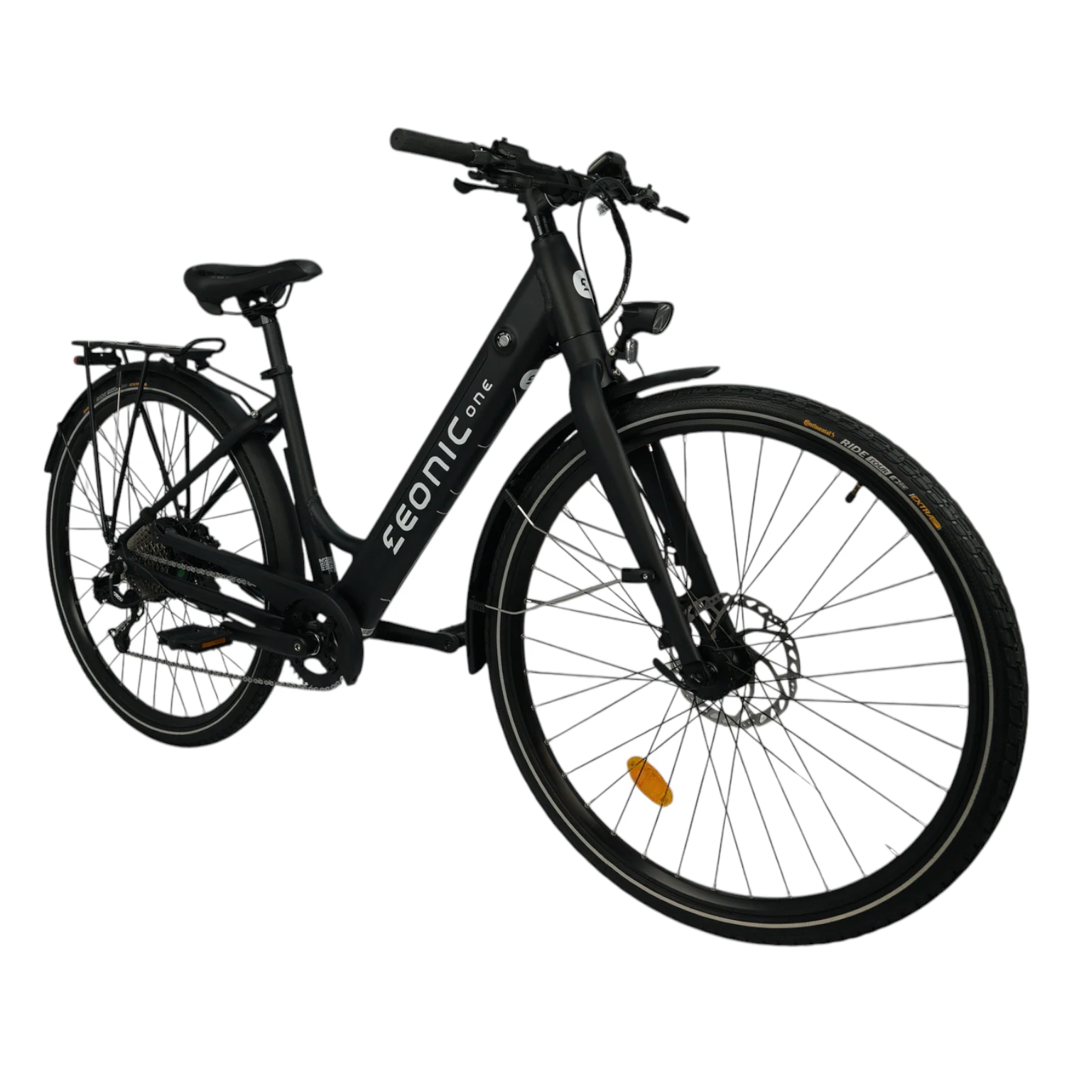 E-Bikes kaufen – Schräge Vorderansicht von rechts auf das matt-schwarze Eonic One Comfort Limited City-E-Bike mit Continental Ride Tour Bereifung, Kettenschaltung, Kettenschutz und hellem LED-Scheinwerfer freigestellt auf weißem Hintergrund.