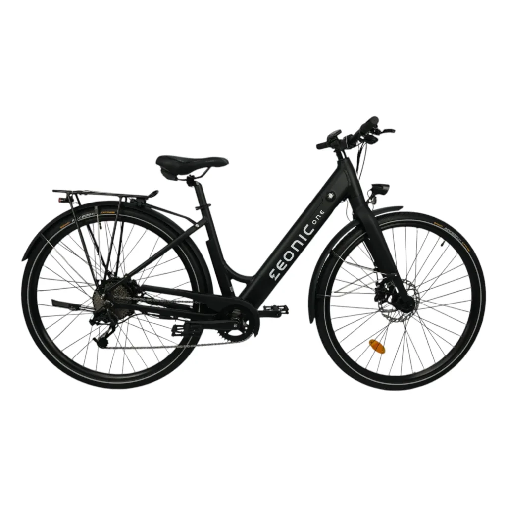 E-Bikes kaufen – Das Eonic One Comfort Limited Elektrofahrrad in mattem Schwarz mit tiefem Einstieg, integriertem Akku, Gepäckträger und hydraulischen Scheibenbremsen, freigestellt auf weißem Hintergrund.