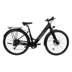 E-Bikes kaufen – Das Eonic One Comfort Limited Elektrofahrrad in mattem Schwarz mit tiefem Einstieg, integriertem Akku, Gepäckträger und hydraulischen Scheibenbremsen, freigestellt auf weißem Hintergrund.