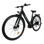 E-Bikes kaufen – Schräge Frontansicht des matt-schwarzen Eonic One Comfort Limited E-Bikes mit Fokus auf das Continental-Vorderrad, die hydraulische Scheibenbremse, den LED-Frontscheinwerfer und den breiten Lenker mit Steuereinheit auf weißem Hintergrund.