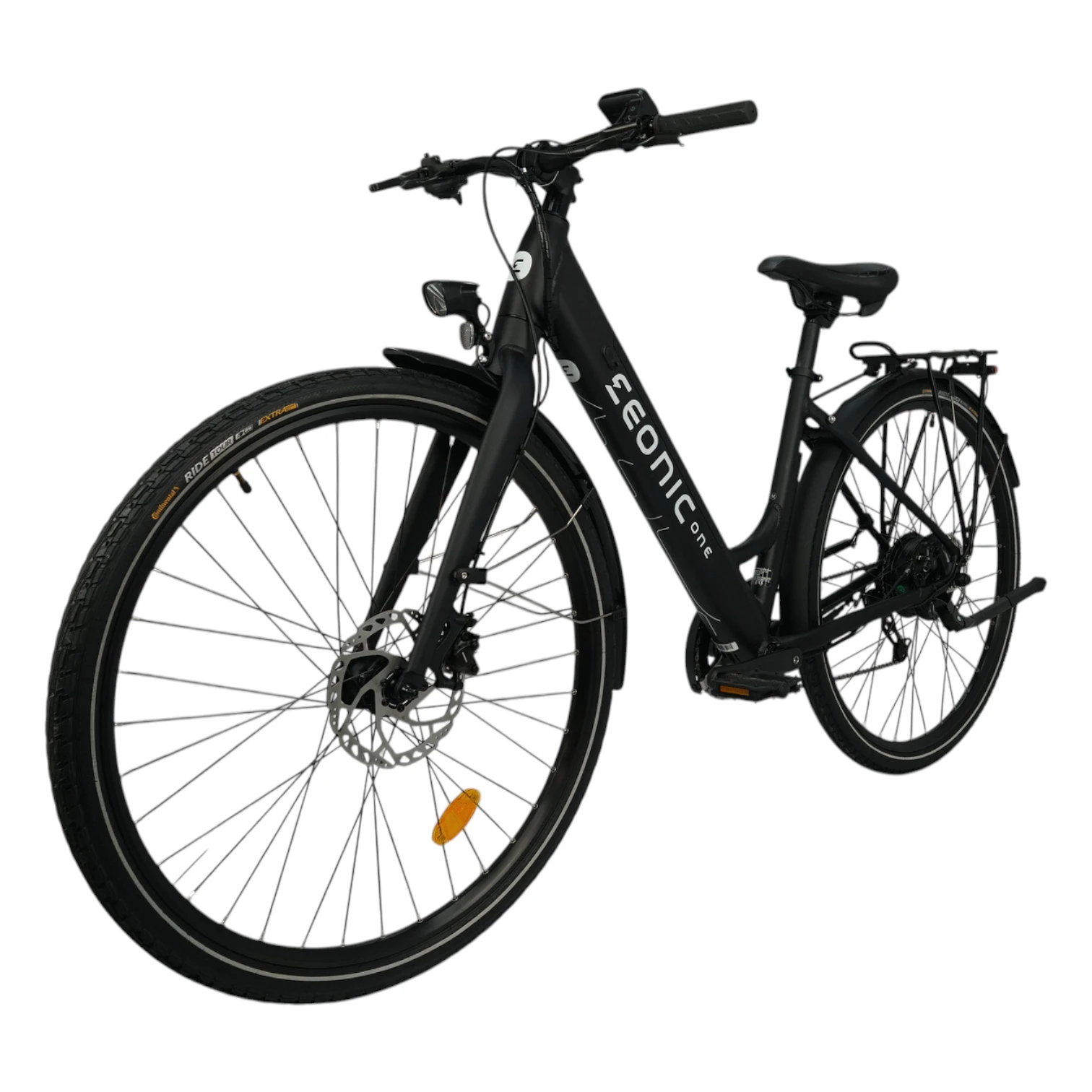 E-Bikes kaufen – Schräge Frontansicht des matt-schwarzen Eonic One Comfort Limited E-Bikes mit Fokus auf das Continental-Vorderrad, die hydraulische Scheibenbremse, den LED-Frontscheinwerfer und den breiten Lenker mit Steuereinheit auf weißem Hintergrund.