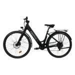 E-Bikes kaufen – Das schwarze Eonic One Comfort Limited City-E-Bike in der linken Seitenansicht mit tiefem Einstieg, integriertem Unterrohrakku, vorderer Scheibenbremse mit orangefarbenem Reflektor und stabilem Heckgepäckträger auf weißem Hintergrund.