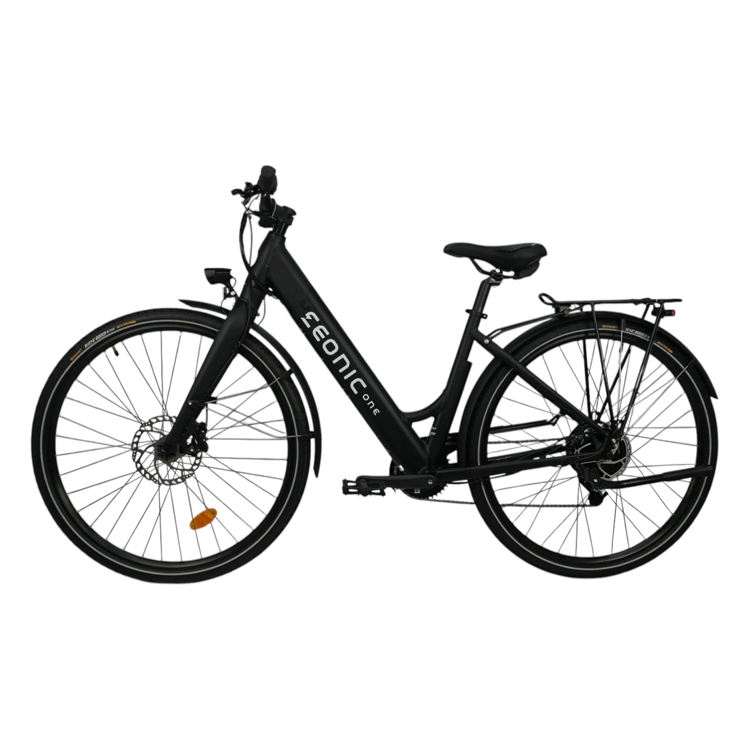E-Bikes kaufen – Das schwarze Eonic One Comfort Limited City-E-Bike in der linken Seitenansicht mit tiefem Einstieg, integriertem Unterrohrakku, vorderer Scheibenbremse mit orangefarbenem Reflektor und stabilem Heckgepäckträger auf weißem Hintergrund.