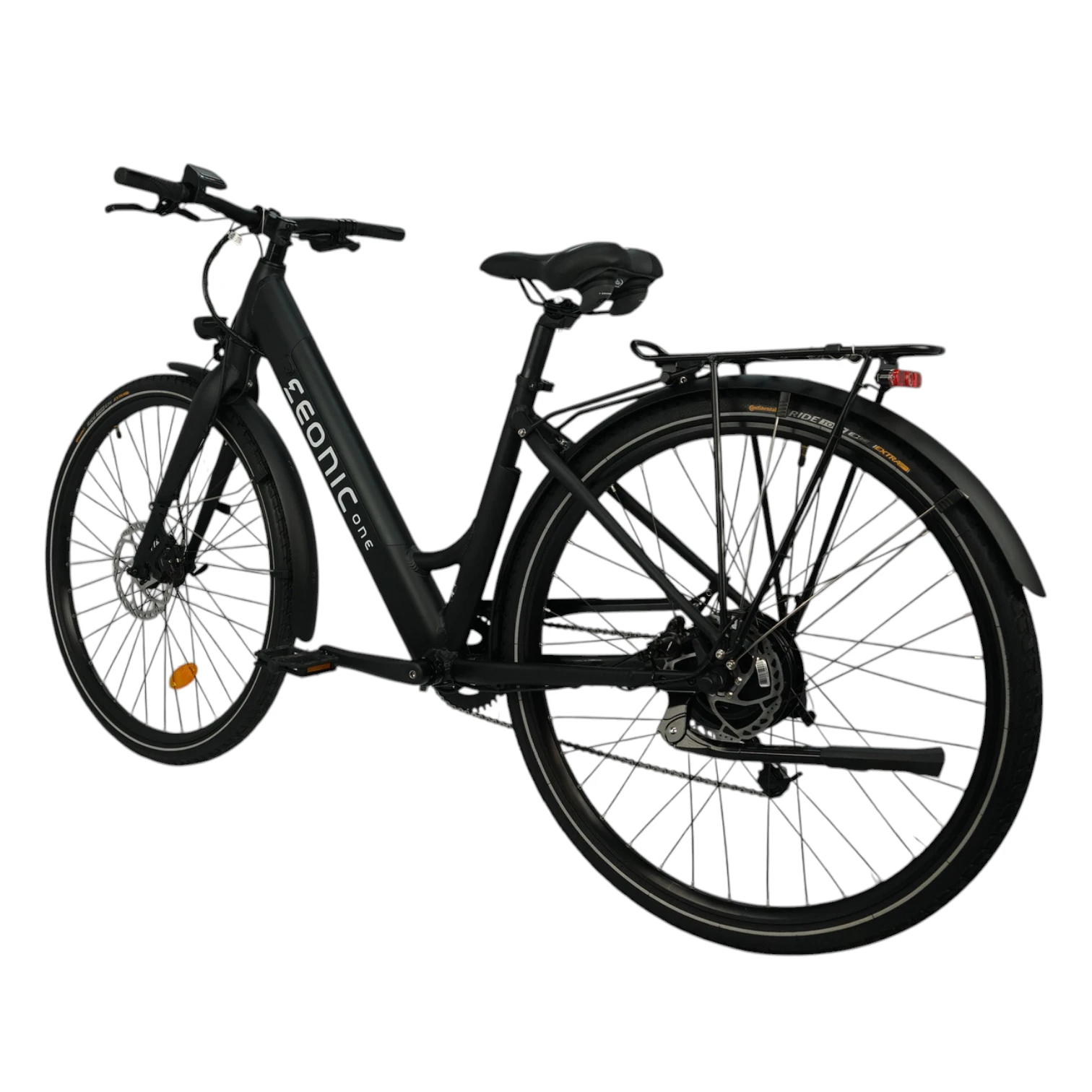 E-Bikes kaufen – Schräge Rückansicht von links auf das matt-schwarze Eonic One Comfort Limited Tiefeinsteiger-E-Bike mit Fokus auf den Hecknabenmotor, die hintere Scheibenbremse, den Seitenständer und das Continental-Hinterrad vor weißem Hintergrund.