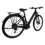E-Bikes kaufen – Schräge Rückansicht des Eonic One Comfort Limited E-Bikes in mattem Schwarz mit Fokus auf die Kettenschaltung, den Gepäckträger inklusive rotem Rücklicht und das Continental Hinterrad vor weißem Hintergrund.