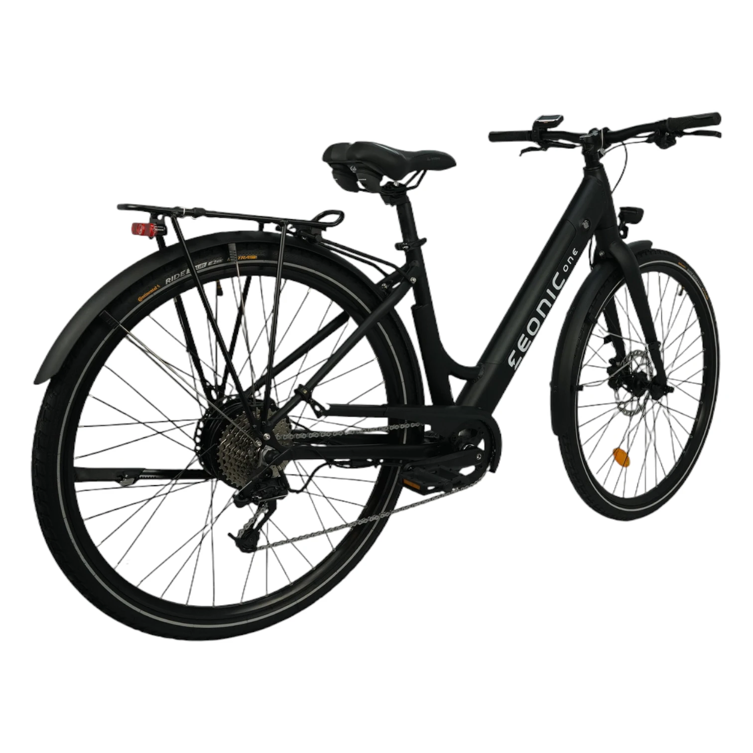 E-Bikes kaufen – Schräge Rückansicht des Eonic One Comfort Limited E-Bikes in mattem Schwarz mit Fokus auf die Kettenschaltung, den Gepäckträger inklusive rotem Rücklicht und das Continental Hinterrad vor weißem Hintergrund.