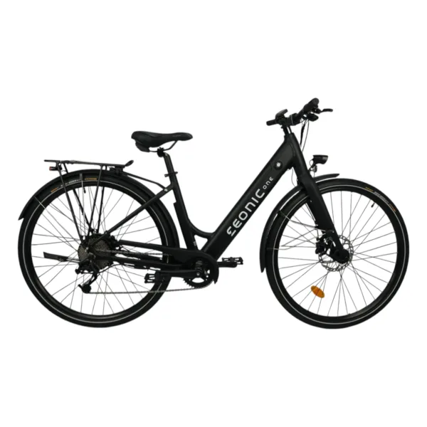 E-Bikes kaufen – Das Eonic One Comfort Limited Elektrofahrrad in mattem Schwarz mit tiefem Einstieg, integriertem Akku, Gepäckträger und hydraulischen Scheibenbremsen, freigestellt auf weißem Hintergrund.