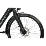 E-Bikes kaufen – Detailansicht des Vorderrads vom Eonic One Comfort Limited in Schwarz mit Continental Ride Tour Reifen, Scheibenbremse, schwarzer Starrgabel und LED-Scheinwerfer auf weißem Hintergrund.