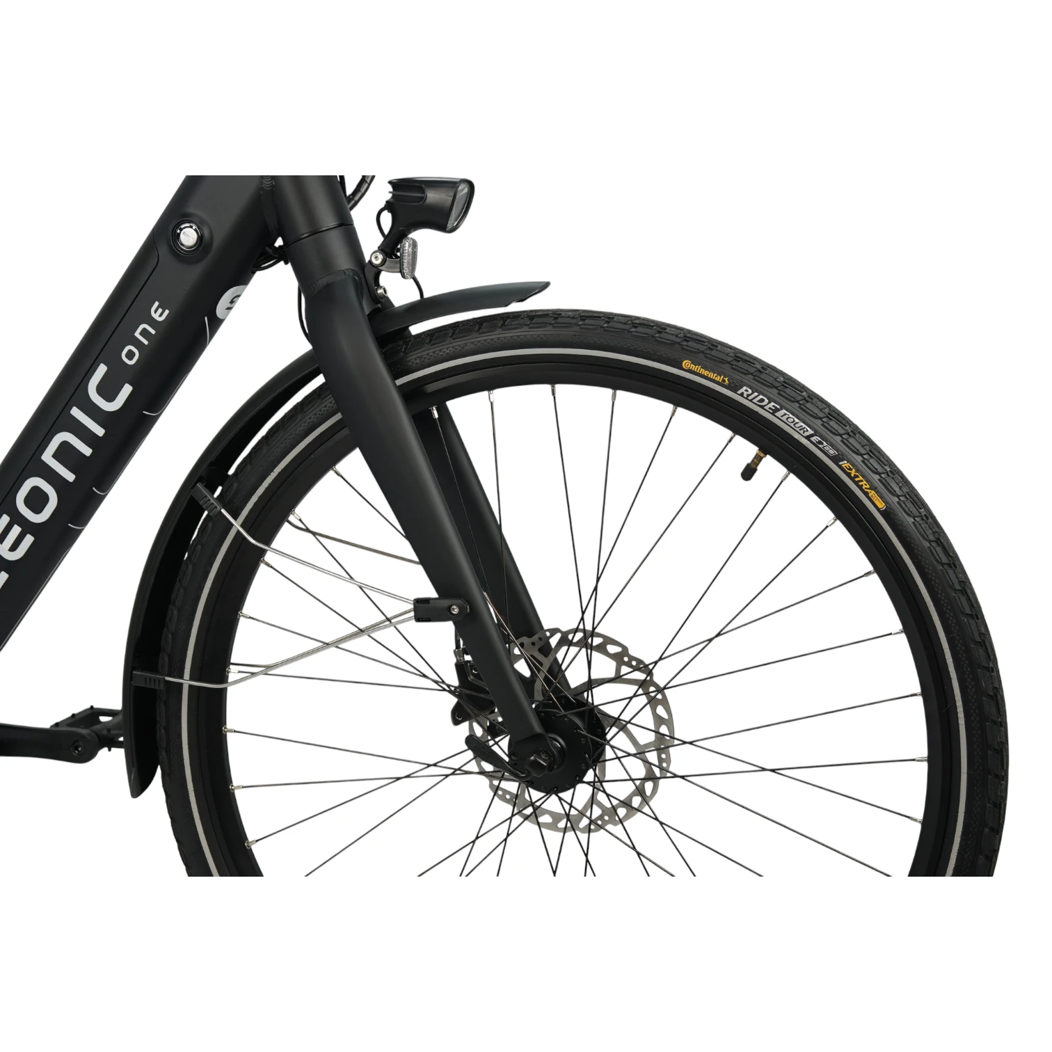 E-Bikes kaufen – Detailansicht des Vorderrads vom Eonic One Comfort Limited in Schwarz mit Continental Ride Tour Reifen, Scheibenbremse, schwarzer Starrgabel und LED-Scheinwerfer auf weißem Hintergrund.