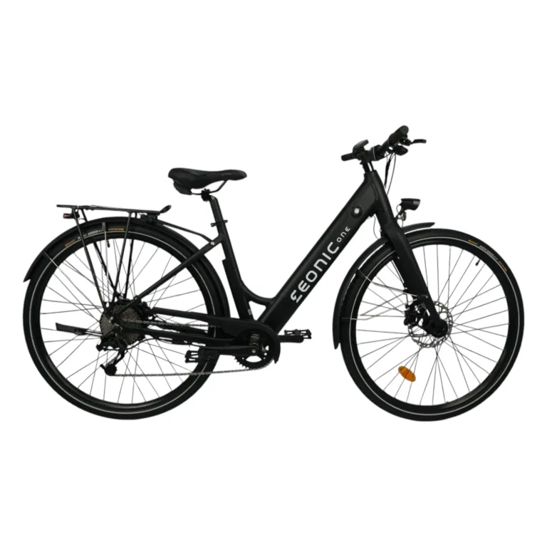 E-Bikes kaufen – Das Eonic One Comfort Limited Elektrofahrrad in mattem Schwarz mit tiefem Einstieg, integriertem Akku, Gepäckträger und hydraulischen Scheibenbremsen, freigestellt auf weißem Hintergrund.