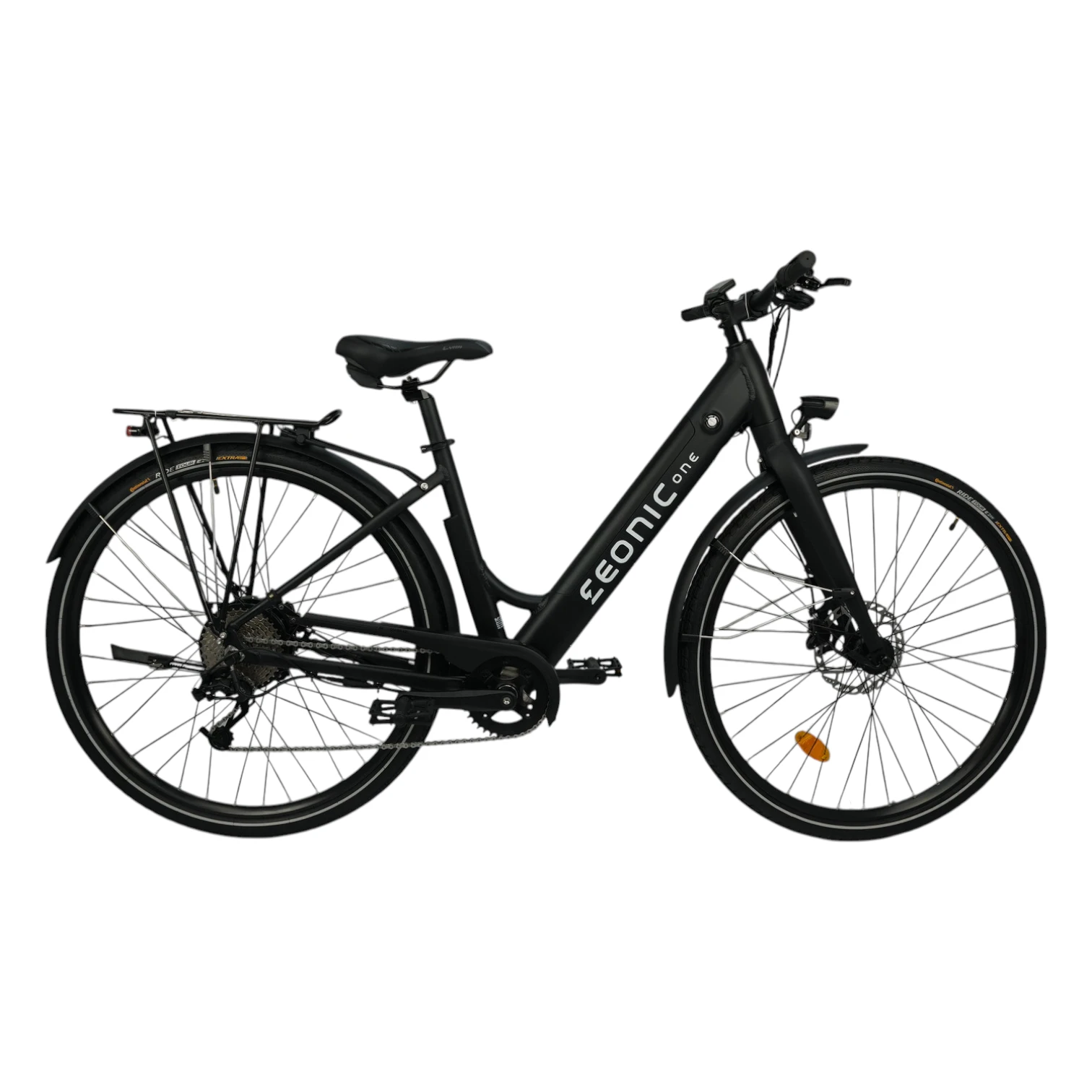 E-Bikes kaufen – Das Eonic One Comfort Limited Elektrofahrrad in mattem Schwarz mit tiefem Einstieg, integriertem Akku, Gepäckträger und hydraulischen Scheibenbremsen, freigestellt auf weißem Hintergrund.