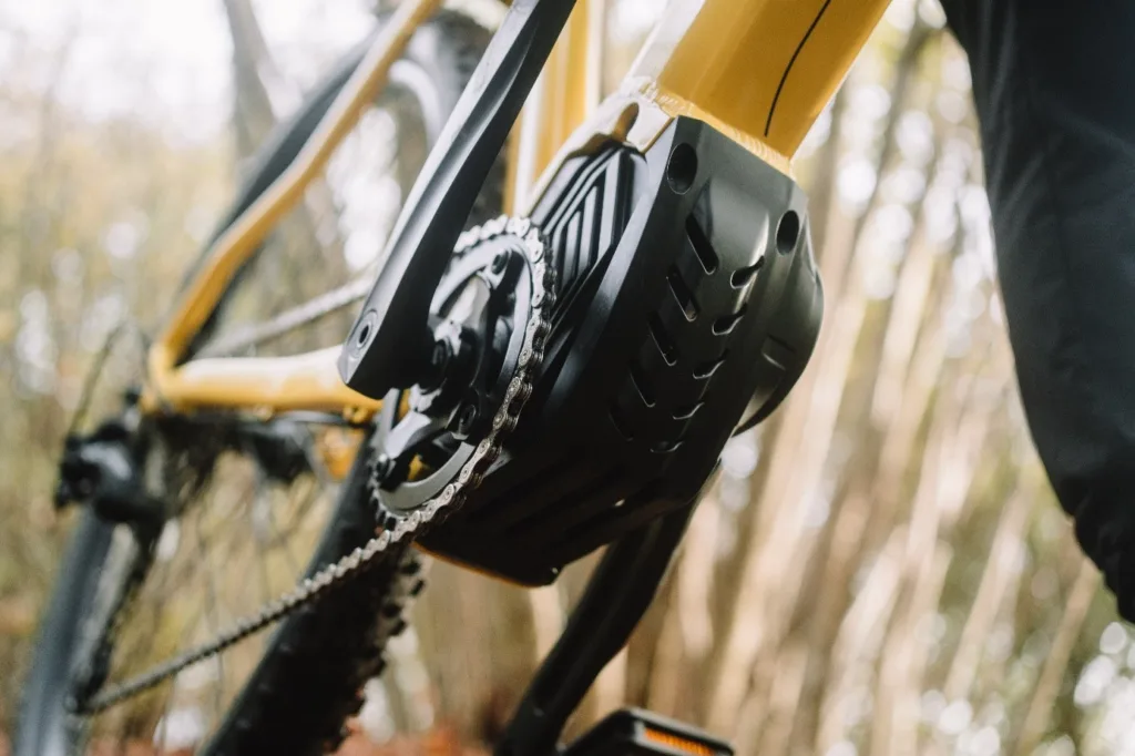 Gelber E-Bike-Motor in Nahaufnahme – Beispiel aus unseren 10 E-Bike Kauftipps für Antrieb, Leistung und Motorwahl.