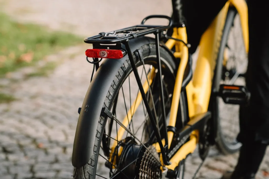 E-Bike Wartung – Pflege von Kette und Reifen an einem gelben E-Bike