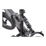 Detailaufnahme des Stoßdämpfers am Mate x Evo Faltrad