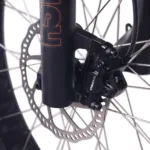 Nahaufnahme der Schaltung der Marke Tektro eines NCM Aspen Plus Fatbikes