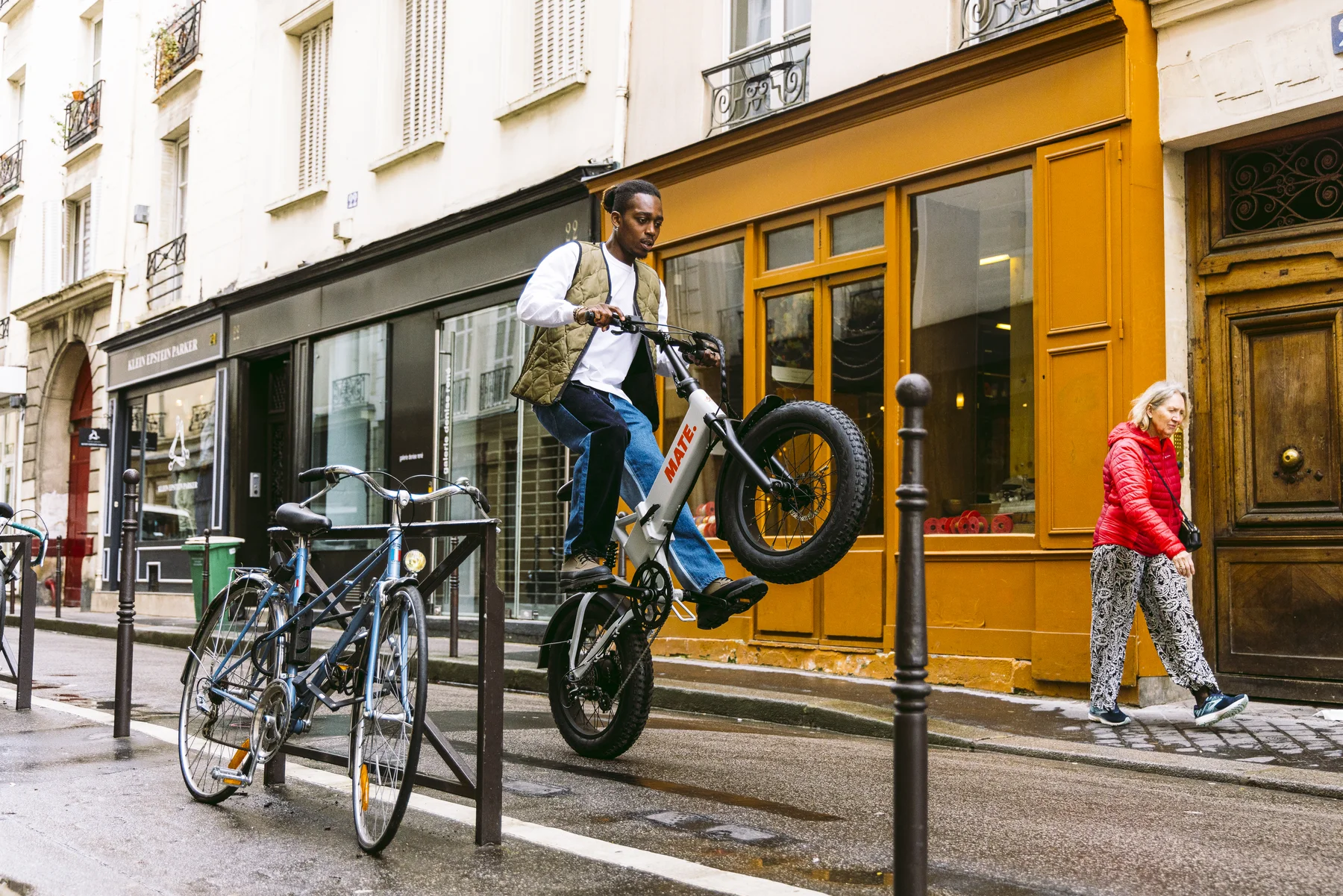MATE X EVO kaufen: Leistungsstarkes Elektro-Klapprad im sportlichen Action-Einsatz mit Fahrer in einer städtischen Kulisse.
