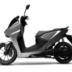 Horwin kaufen: E-Roller Horwin SK3 Plus der 125er Klasse in Silber-Metallic von links fotografiert mit schwarzer Sitzbank, Alufelgen und sportlichem Heck.