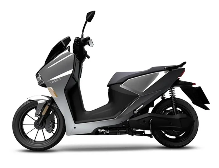 Horwin kaufen: E-Roller Horwin SK3 Plus der 125er Klasse in Silber-Metallic von links fotografiert mit schwarzer Sitzbank, Alufelgen und sportlichem Heck.