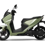 Horwin kaufen: Mintgrüner Elektroroller Horwin SK3 Plus in der linken Profilansicht mit sportlichem Design, aerodynamischer Frontverkleidung und schwarzem Windschild.