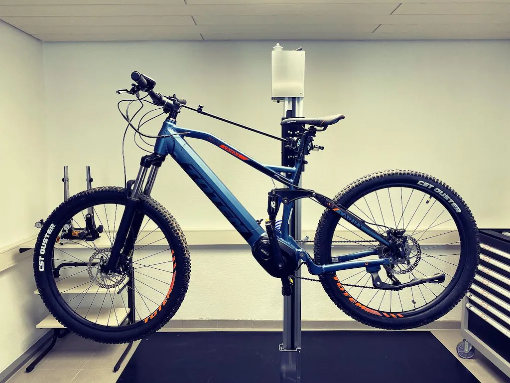 E-Bike der Marke Totem im Reparaturservice der B.W. Vertrieb GmbH während einer technischen Überprüfung