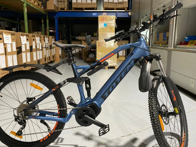 blaues TOTEM E-Bike im Lager von B.W. Vertrieb GmbH