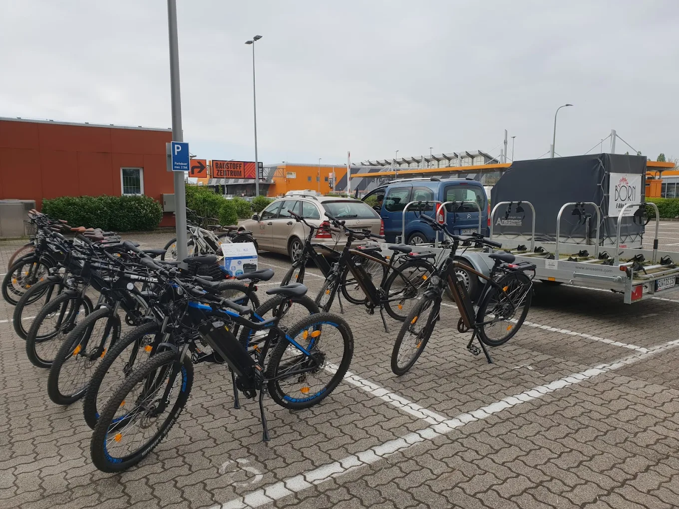 E-Bikes kaufen in Ilbesheim – Fahrräder vor dem Laden von E-Bike Verleih Born