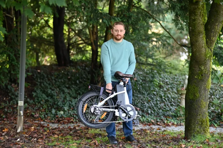 Ein Mitarbeiter der B.W. Vertrieb GmbH unterwegs mit einem faltbaren E-Bike von MATE