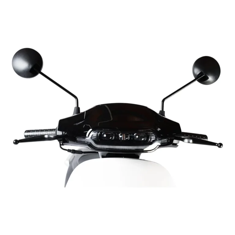 Detailansicht der Lenkerpartie eines mattschwarzen Horwin E-Rollers von vorne mit runden Rückspiegeln und moderner LED-Scheinwerferleiste.