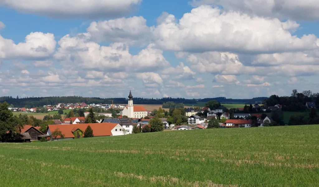E-Bikes kaufen in Altfraunhofen - Blick auf die Dächer des Ortes