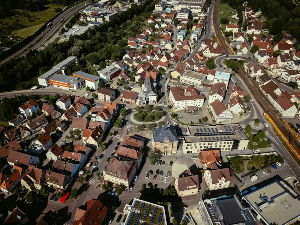 E-Bikes kaufen in Ebersbach-Neugersdorf - Luftaufnahme des Stadtzentrums mit Wohn- und Geschäftsbereichen