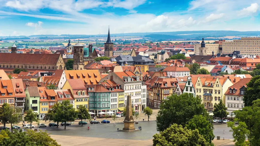 E-Bikes kaufen in Erfurt - Panorama der Stadt mit Dom, Altstadt und grünen Flächen