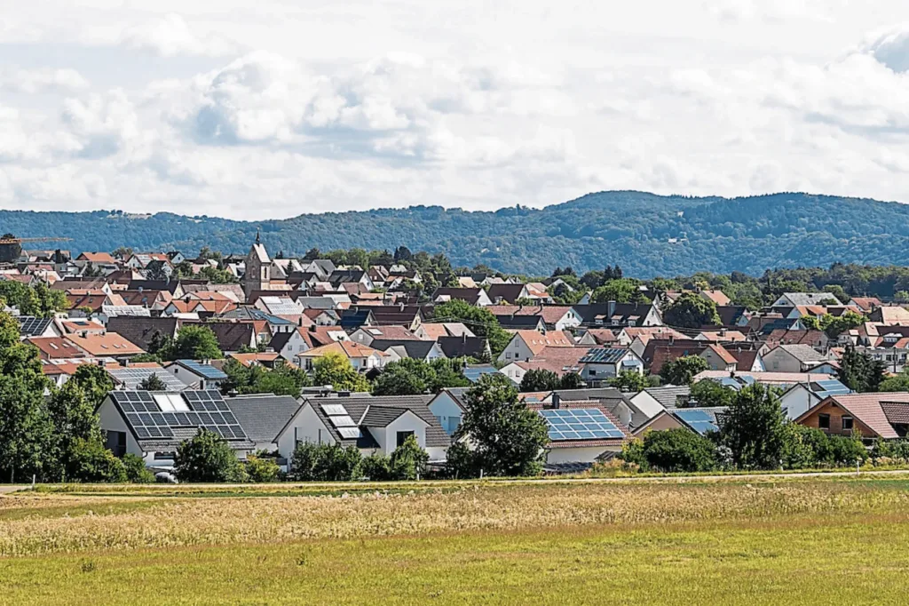 E-Bikes kaufen in Erkenbrechtsweiler - Ortsansicht mit zentralen Gebäuden und Natur