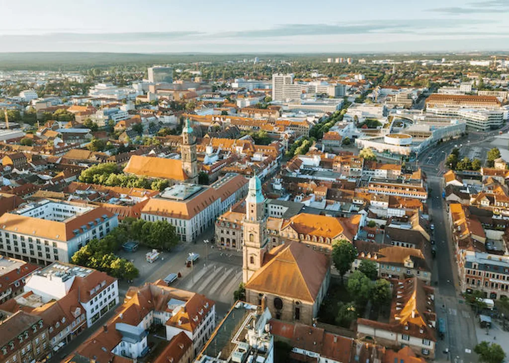 E-Bikes kaufen in Erlangen - Panorama der Innenstadt mit historischen Gebäuden und urbanem Flair