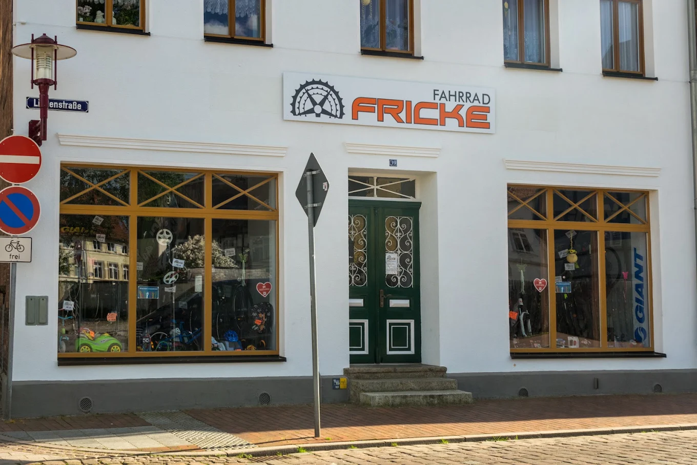 E-Bikes kaufen in Fricke bei Parchim – Eingangsbereich und Schaufenster von außen