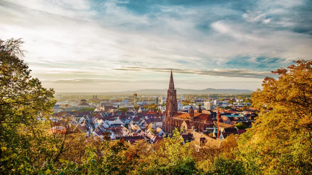 E-Bikes kaufen in Freiburg im Breisgau - Luftaufnahme der Innenstadt mit historischen Gebäuden