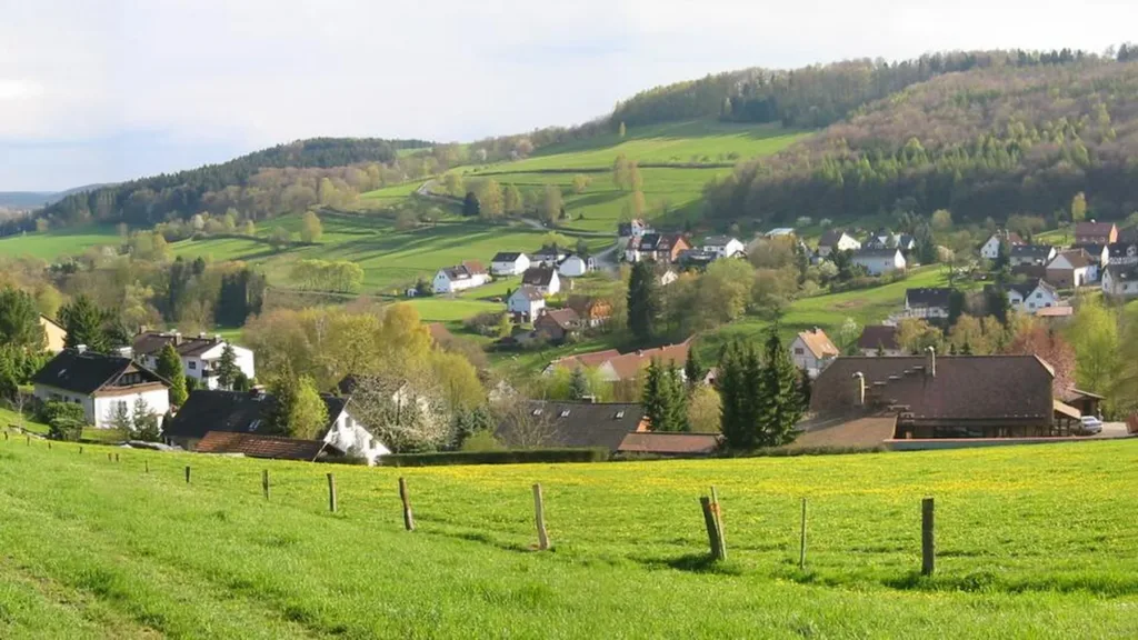 E-Bikes kaufen in Fuldatal - Panorama der Gemeinde mit Wohngebieten und grünen Flächen