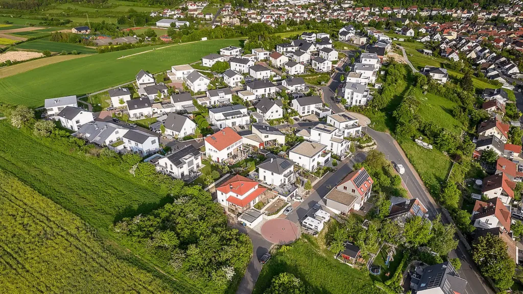 E-Bikes kaufen in Güntersleben - Panorama der Gemeinde mit Häusern und grüner Umgebung