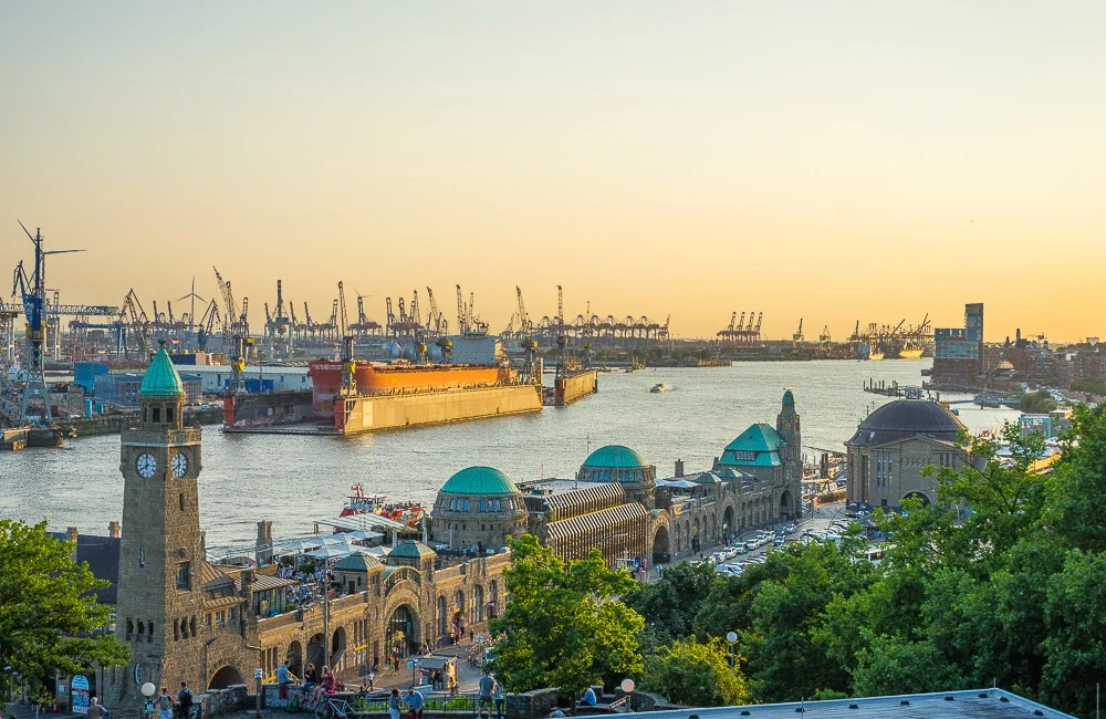 E-Bikes kaufen in Hamburg - Panorama der Skyline mit Hafen und Elbphilharmonie