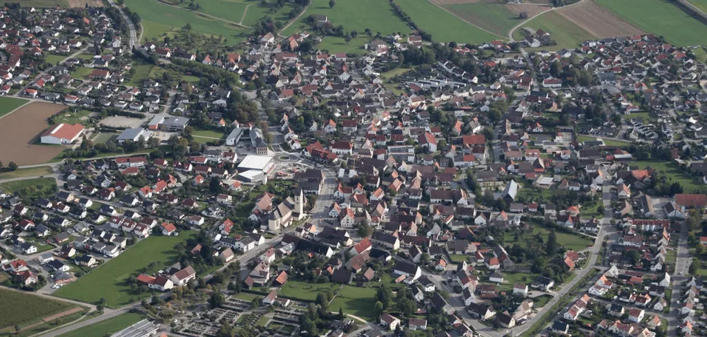 E-Bikes kaufen in Herbertingen - Luftaufnahme von Herbertingen mit Ortskern und Straßen